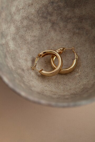 Золотые сережки: Искусство выбора украшений