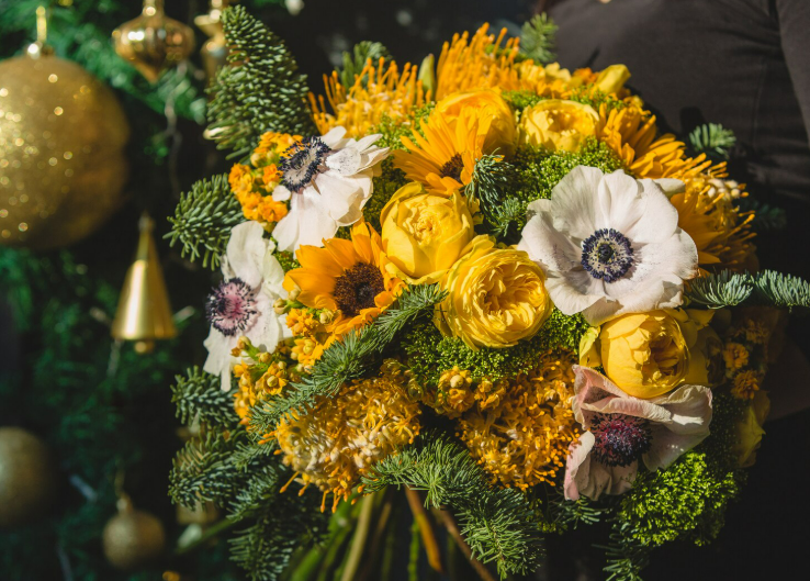 Новогодний букет – трансформация новогодней символики в современной флористике