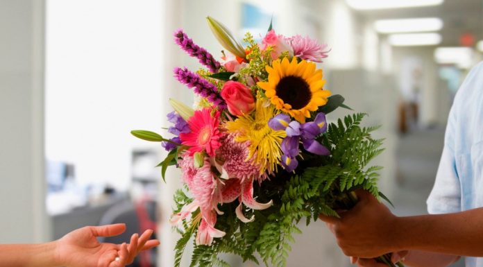 Цветы к вашей двери: радость доставки цветов