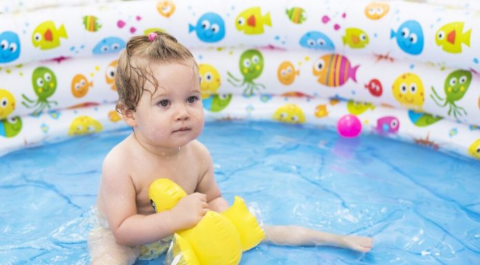 Уроки грудничкового плавания в ванне: что стоит знать