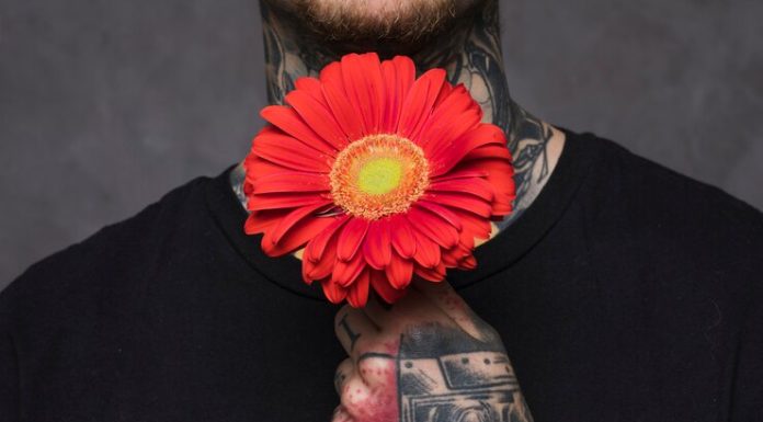 Татуировки и их влияние на карьеру: стоит ли рисковать?