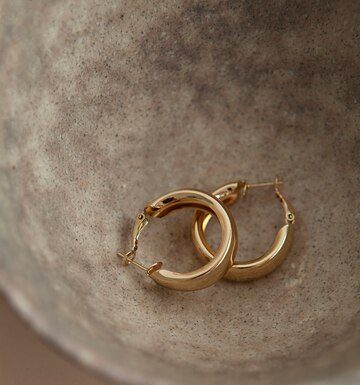 Золотые сережки: Искусство выбора украшений