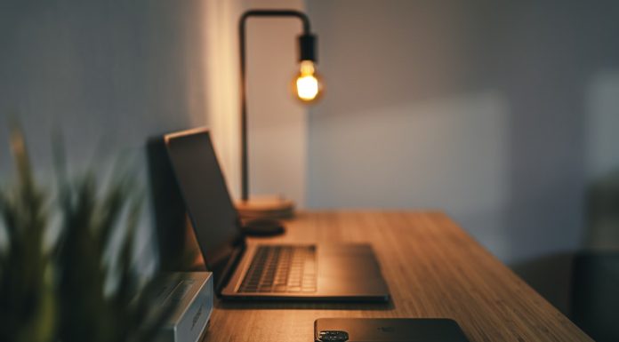 Письменный стол для школьника: как выбрать и не ошибиться