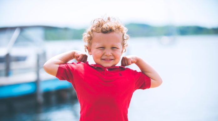 Ребенок постоянно потеет: почему это происходит и что с этим делать?