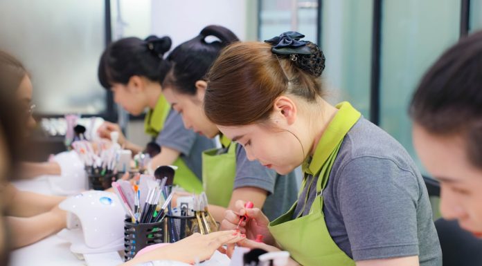 Курсы для девушек и мужчин: как стать мастером красоты через практику