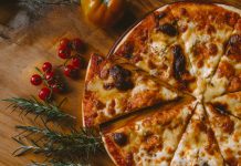 Где заказать пиццу и роллы с доставкой в Воткинске?