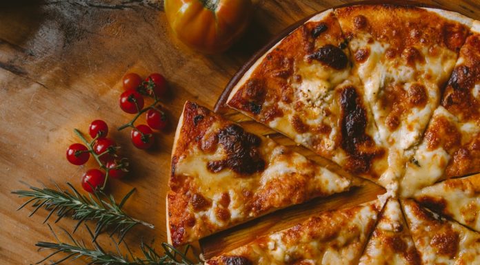 Где заказать пиццу и роллы с доставкой в Воткинске?