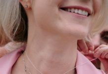 Женские чокеры из натуральных камней: стиль и энергия в одном украшении