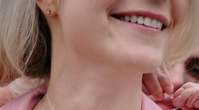 Женские чокеры из натуральных камней: стиль и энергия в одном украшении