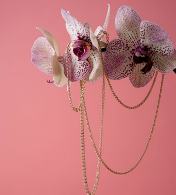 Чем золотой женский кулон с камнем отличается от минималистичной модели: подробный гид по выбору