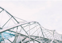 Металлические опоры освещения: надежность и функциональность для разных сфер применения