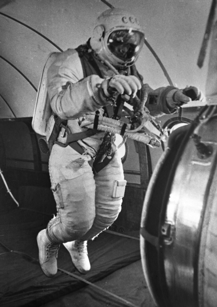 60 лет назад человек впервые вышел в открытый космос. Как это было