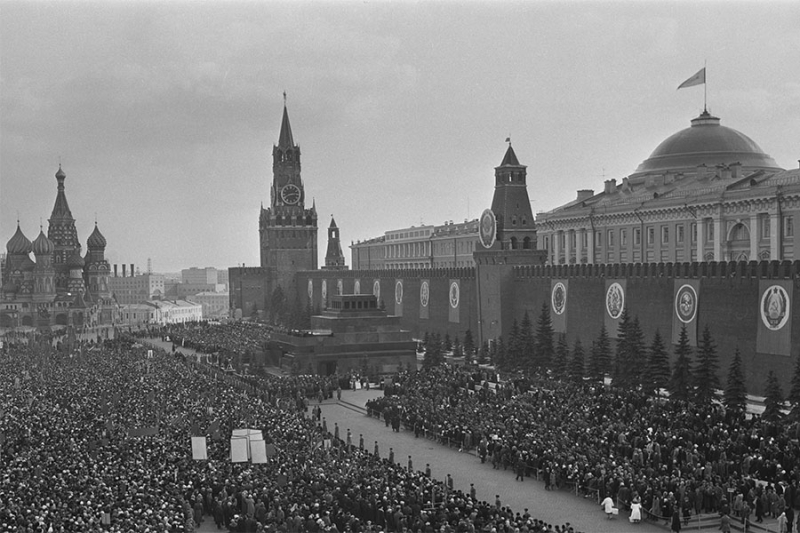 60 лет назад человек впервые вышел в открытый космос. Как это было
