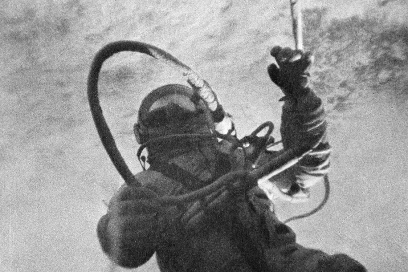 60 лет назад человек впервые вышел в открытый космос. Как это было