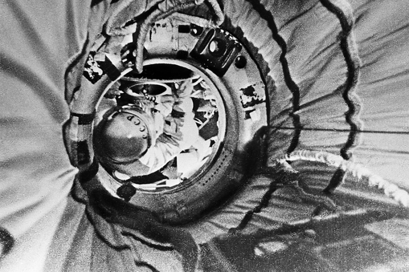 60 лет назад человек впервые вышел в открытый космос. Как это было
