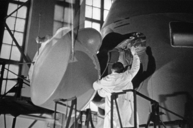 60 лет назад человек впервые вышел в открытый космос. Как это было