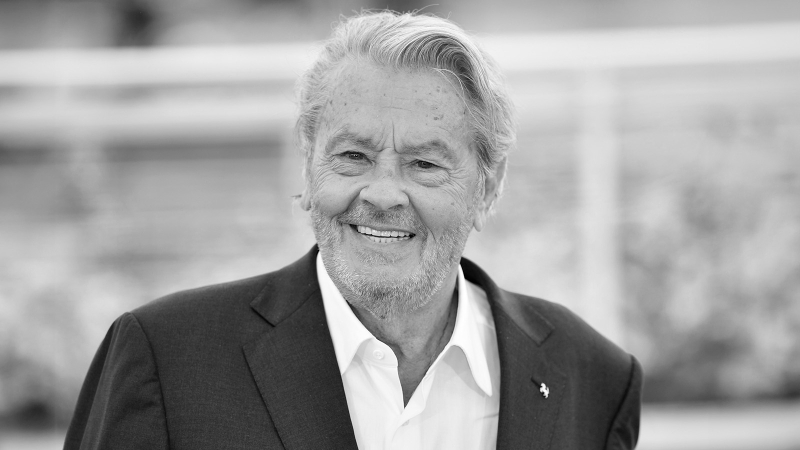 Алена Делона похоронили в его поместье рядом c любимыми собаками