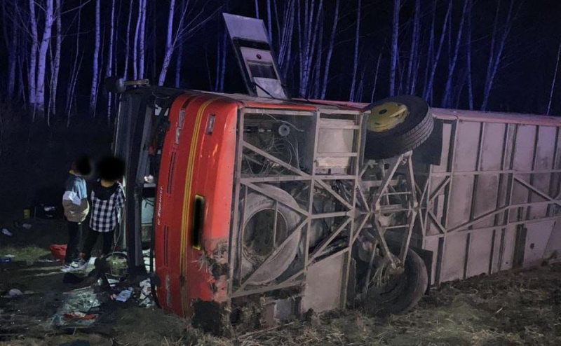 Автобус с хоккеистами слетел в кювет из-за лопнувшего колеса