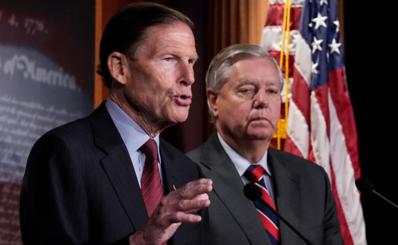 Автор &laquo;сокрушительных санкций&raquo; предложил исключение для помогающих