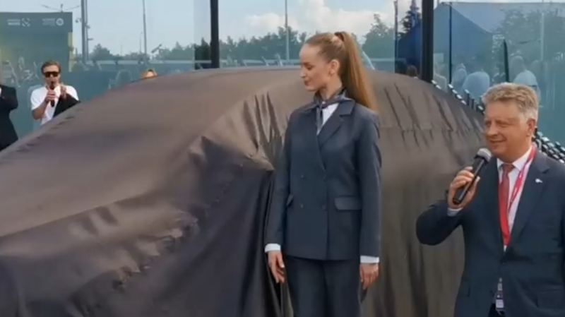 АвтоВАЗ впервые показал свою главную новинку — малиновую Lada Iskra