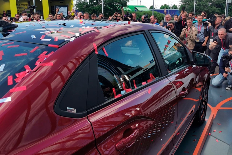 АвтоВАЗ впервые показал свою главную новинку — малиновую Lada Iskra