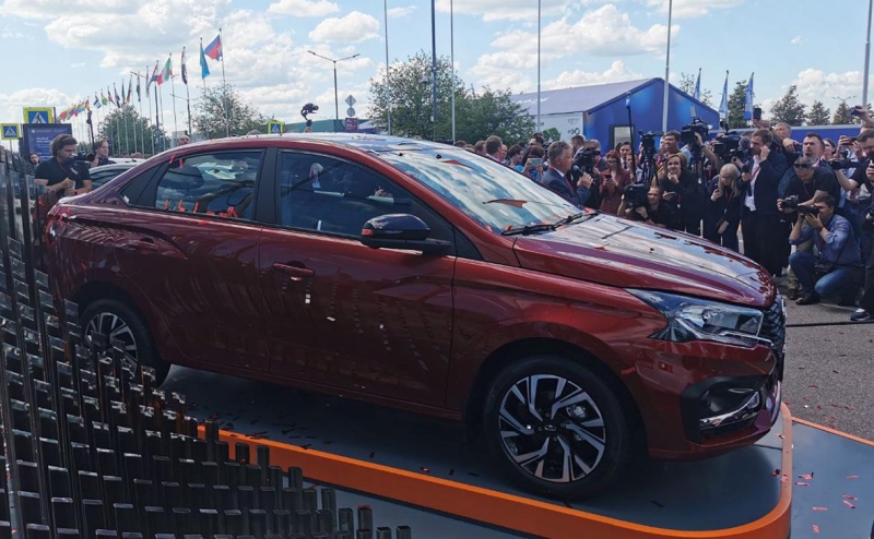 АвтоВАЗ впервые показал свою главную новинку — малиновую Lada Iskra