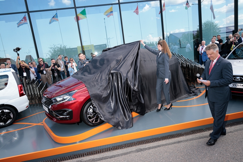 АвтоВАЗ впервые показал свою главную новинку — малиновую Lada Iskra