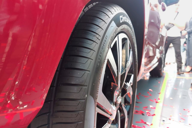 АвтоВАЗ впервые показал свою главную новинку — малиновую Lada Iskra