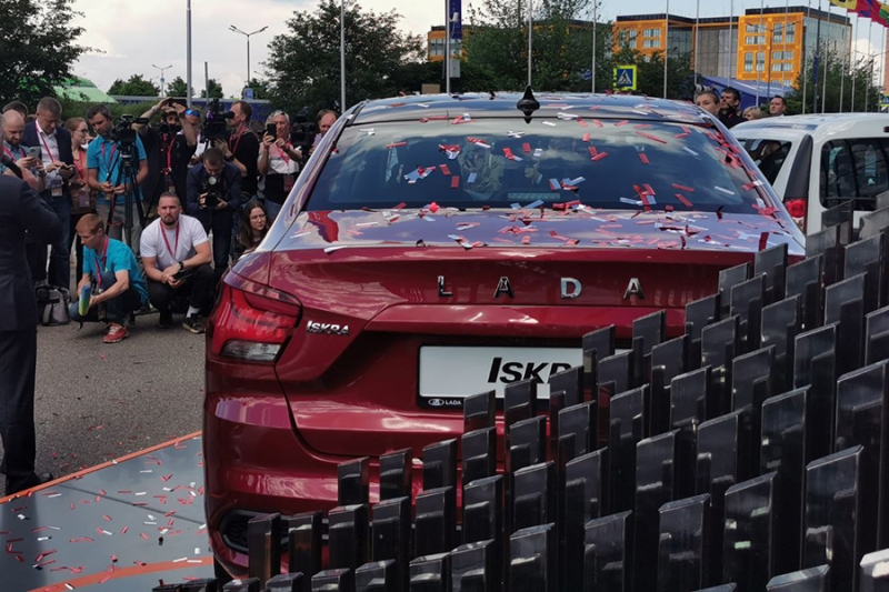АвтоВАЗ впервые показал свою главную новинку — малиновую Lada Iskra