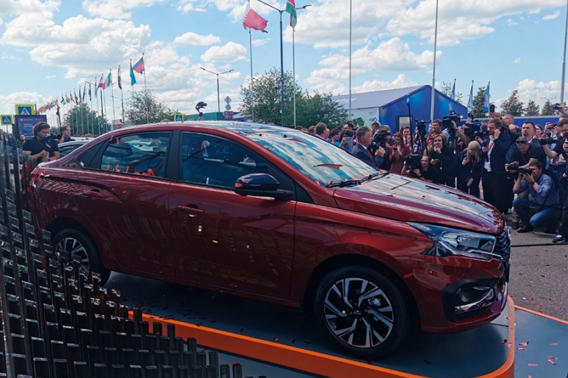 АвтоВАЗ впервые показал свою главную новинку — малиновую Lada Iskra
