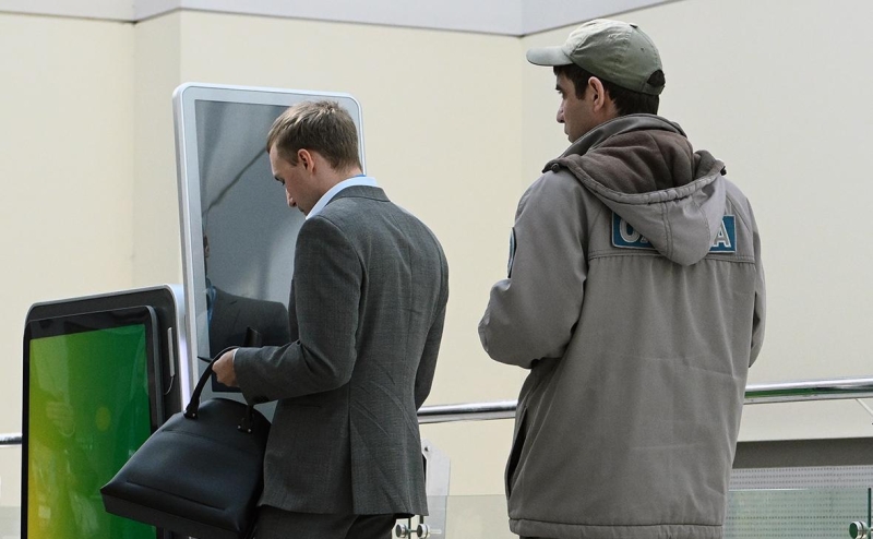 Банкам разрешили ограничивать выдачу наличных из-за мошенников