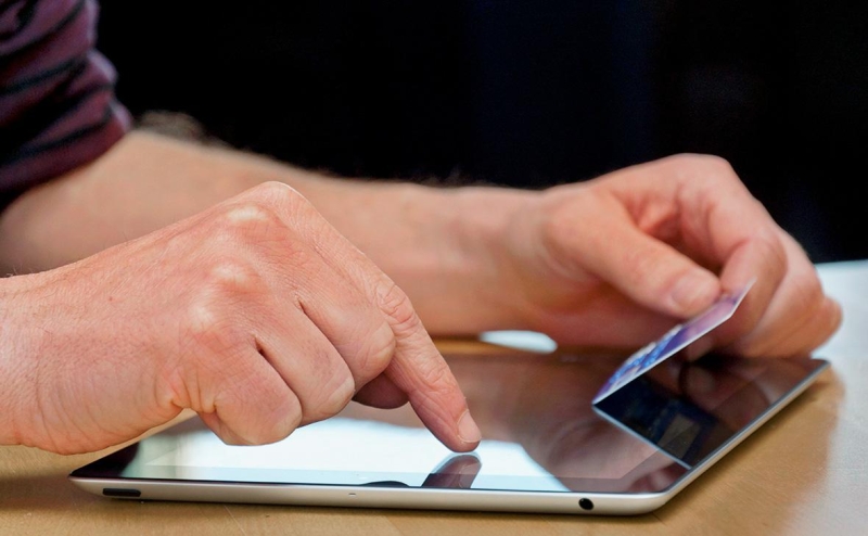 Банки сообщили о рисках дистанционного открытия карт иностранцам