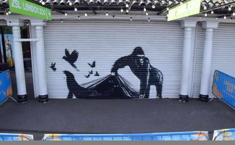 Бэнкси завершил серию работ с животными на ставнях зоопарка в Лондоне