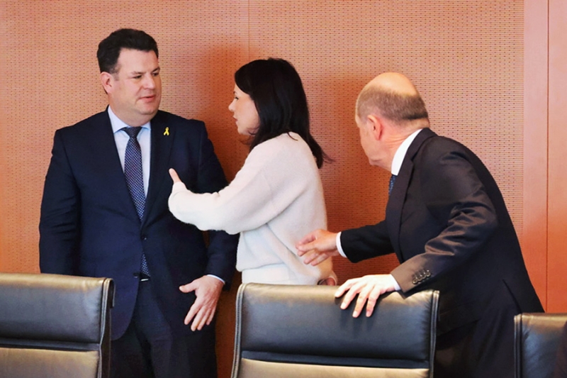 Бербок объяснила фото с протянувшим к ней руку Шольцем