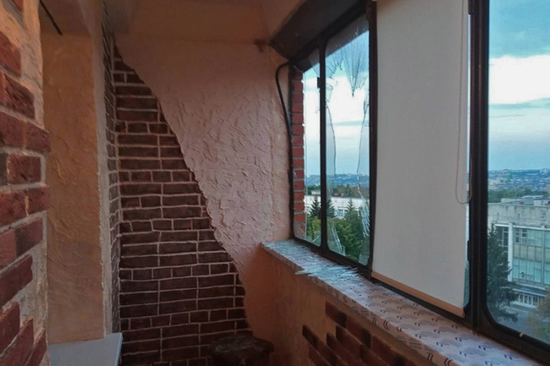 Беспилотник врезался в жилой дом в Курске