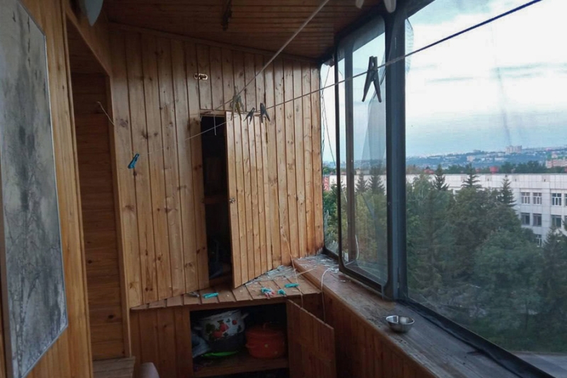 Беспилотник врезался в жилой дом в Курске