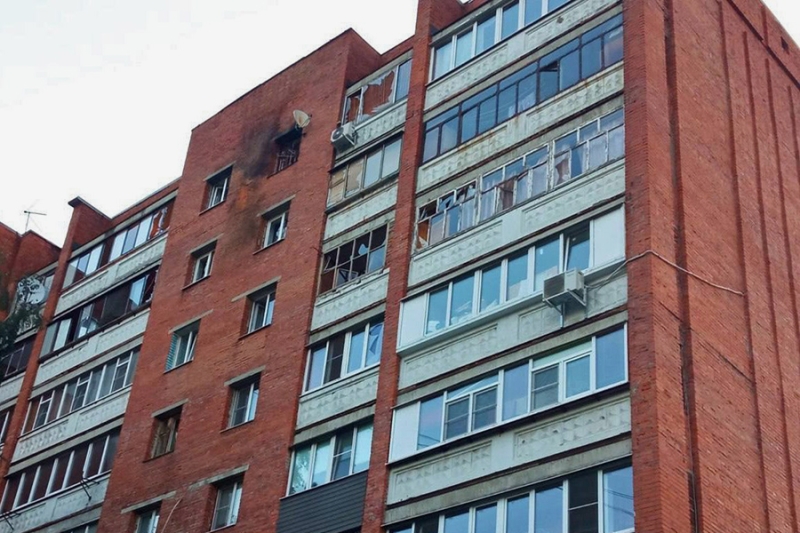 Беспилотник врезался в жилой дом в Курске