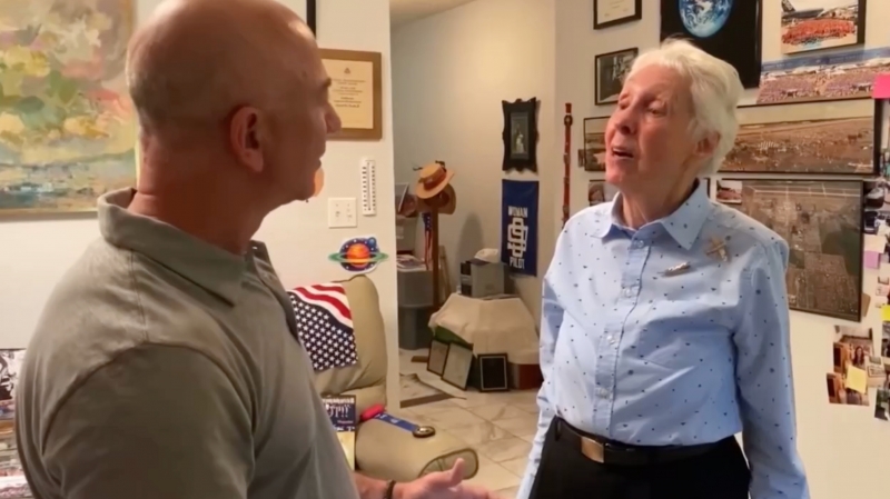 Безос решил полететь в космос с женщиной