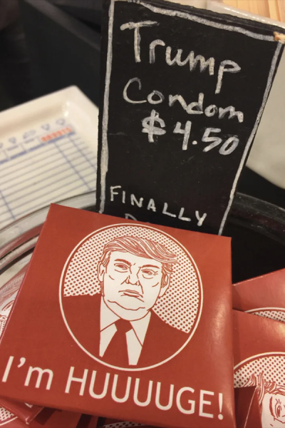 Билл Клинтон в джакузи и Майкл Джексон. Новые фото из архива Эпштейна