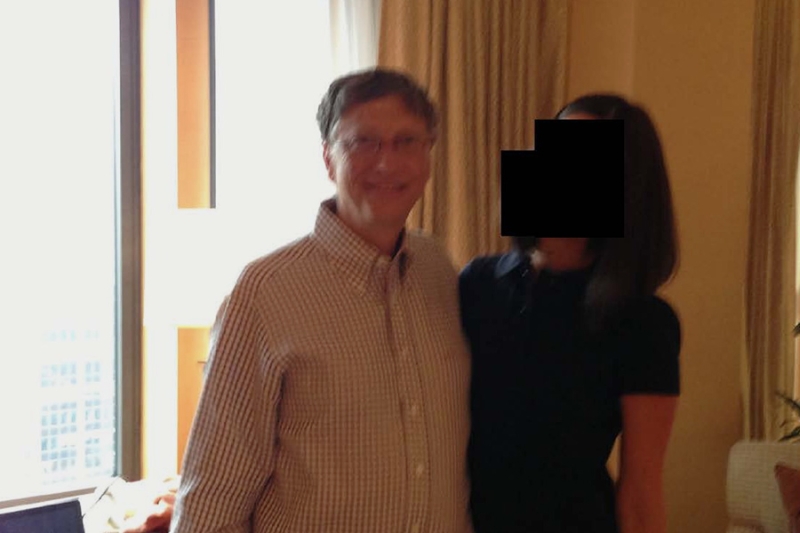 Билл Клинтон в джакузи и Майкл Джексон. Новые фото из архива Эпштейна