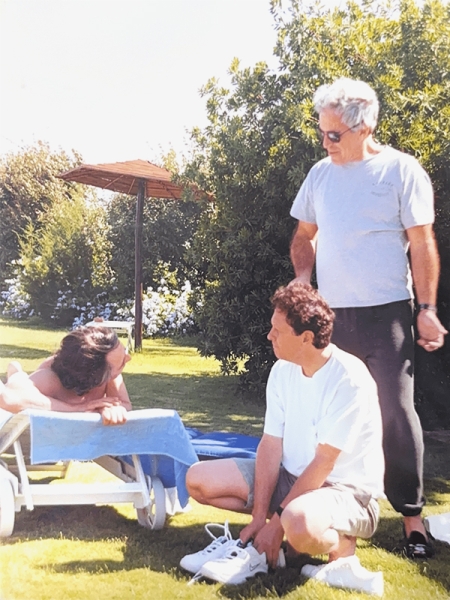 Билл Клинтон в джакузи и Майкл Джексон. Новые фото из архива Эпштейна