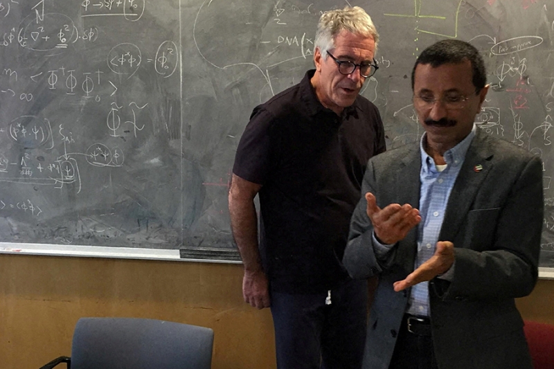 Билл Клинтон в джакузи и Майкл Джексон. Новые фото из архива Эпштейна