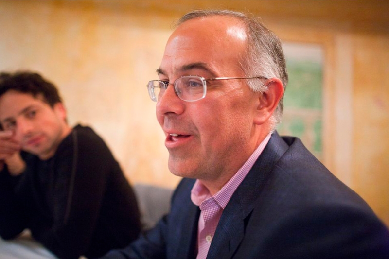 Билл Клинтон в джакузи и Майкл Джексон. Новые фото из архива Эпштейна