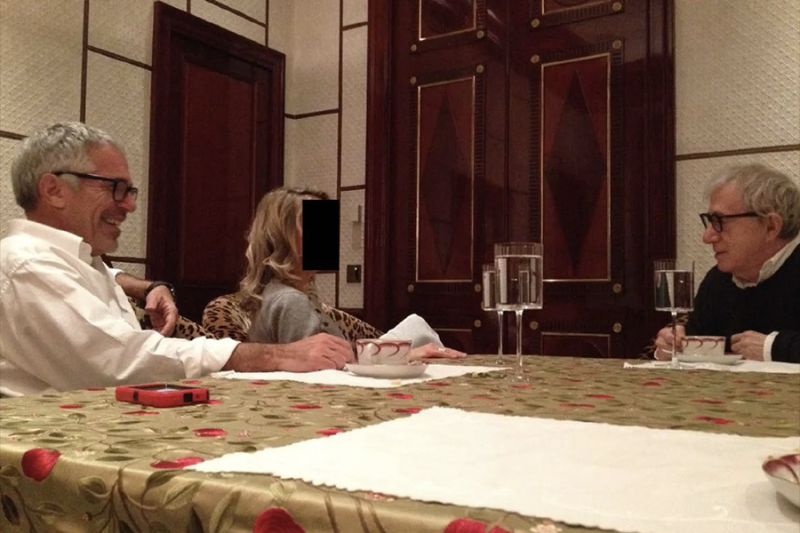 Билл Клинтон в джакузи и Майкл Джексон. Новые фото из архива Эпштейна