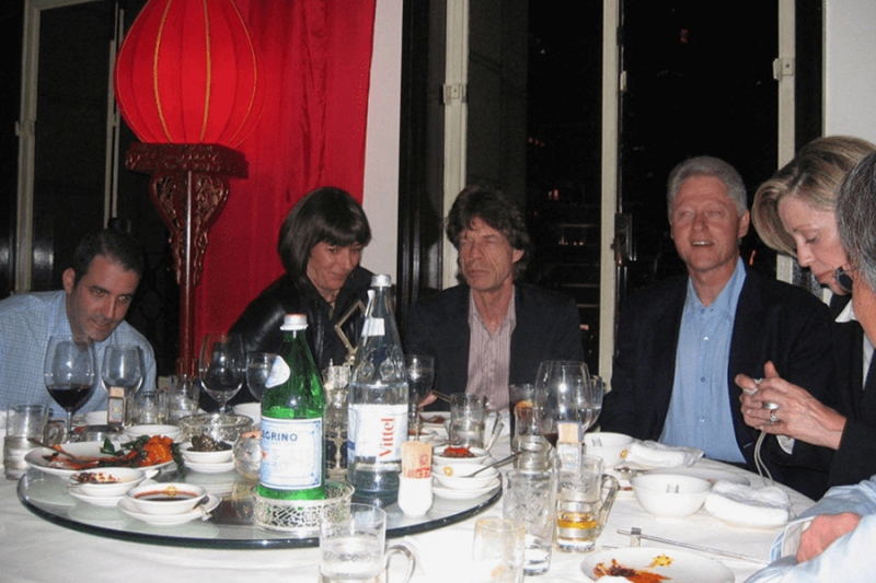 Билл Клинтон в джакузи и Майкл Джексон. Новые фото из архива Эпштейна