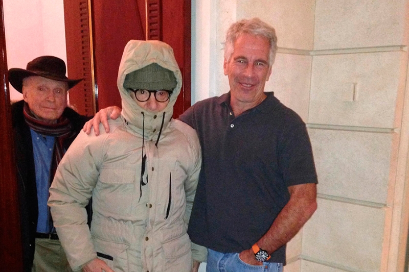 Билл Клинтон в джакузи и Майкл Джексон. Новые фото из архива Эпштейна