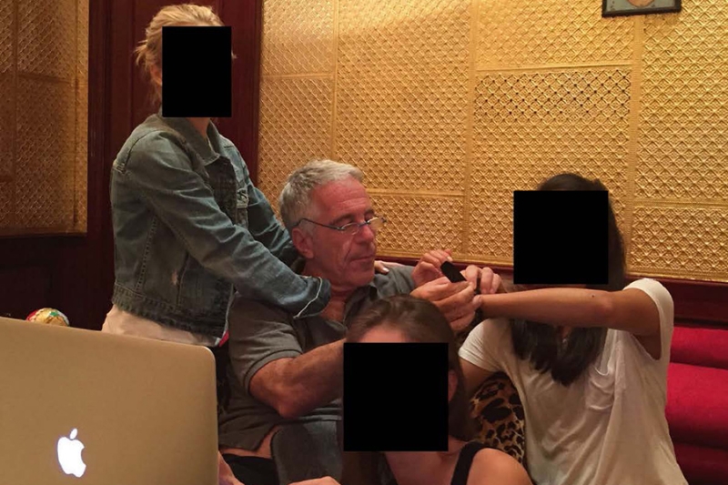 Билл Клинтон в джакузи и Майкл Джексон. Новые фото из архива Эпштейна