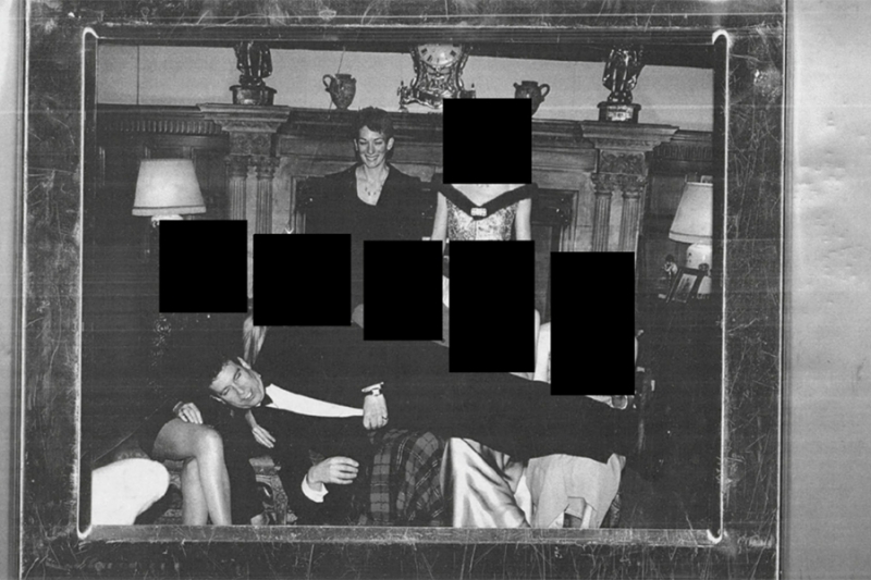 Билл Клинтон в джакузи и Майкл Джексон. Новые фото из архива Эпштейна