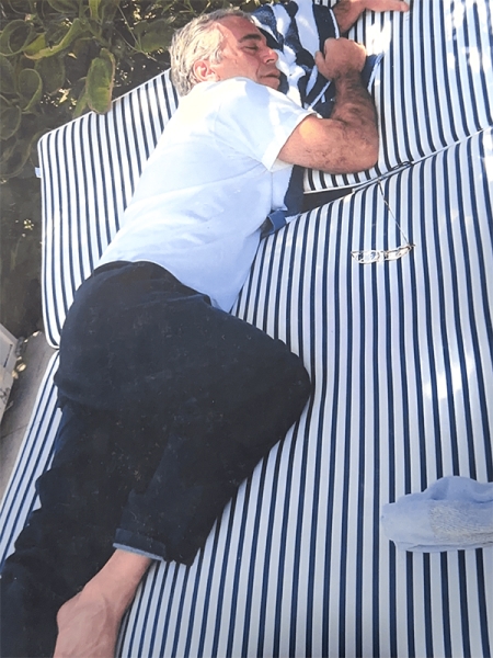 Билл Клинтон в джакузи и Майкл Джексон. Новые фото из архива Эпштейна