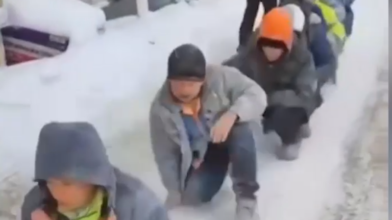 Бишкек потребовал проверить рейд, где мигрантов заставили ходить